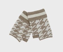 Load image into Gallery viewer, Camel &amp; White Houndstooth Fingerless Gloves
