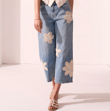 Load image into Gallery viewer, Audrey Cropped Keyswater Applique Wide Leg Capris
