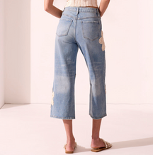 Load image into Gallery viewer, Audrey Cropped Keyswater Applique Wide Leg Capris
