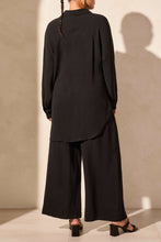 Load image into Gallery viewer, Black Flowy Crepe Raglan Sleeve Blouse
