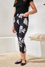 Load image into Gallery viewer, Jet Black Floral Printed Capri
