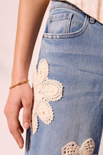 Load image into Gallery viewer, Audrey Cropped Keyswater Applique Wide Leg Capris
