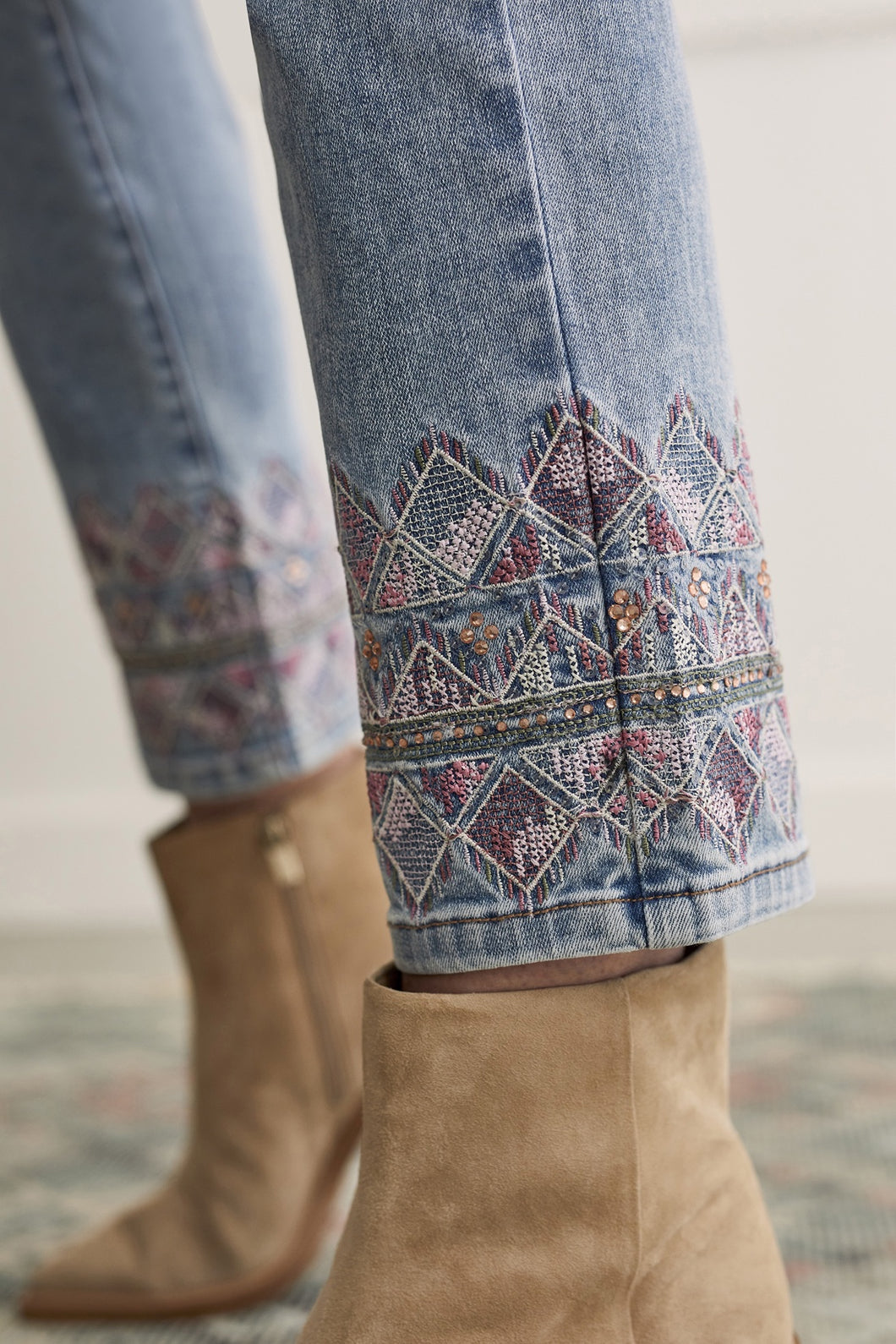 TF- Light Vintage Embroidered Hem Jean